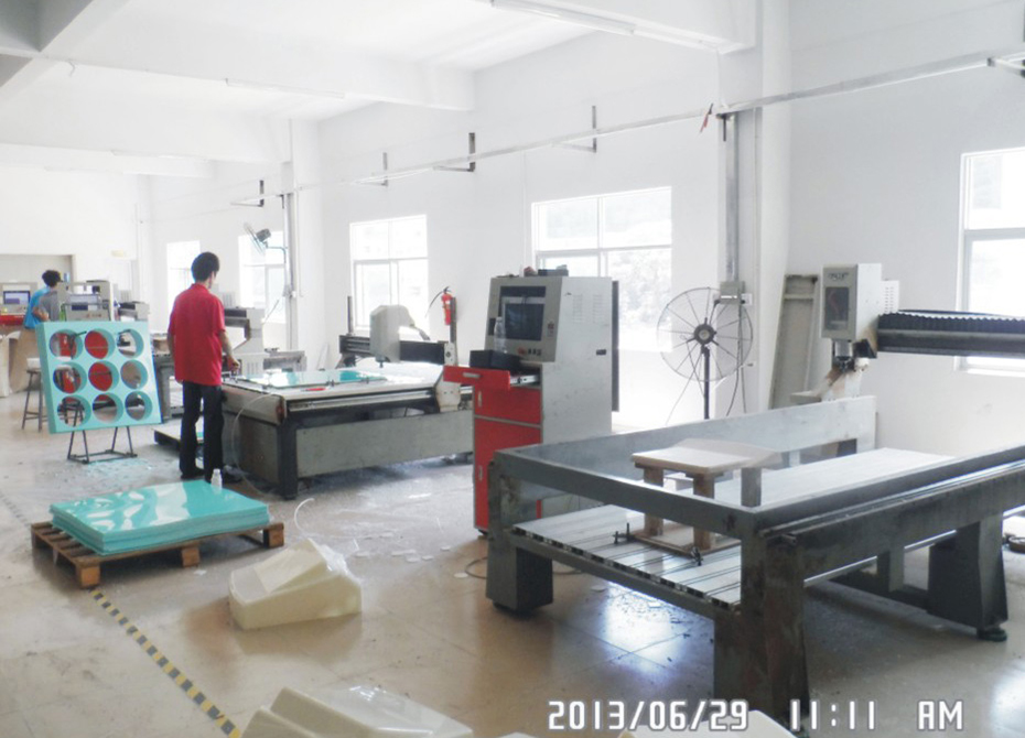 <b>大型吸塑后加工切割區</b>